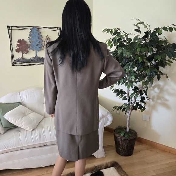 Taupe Le Suit, Double-Breasted Woman's Business Suit, Blazer, Skirt, Size 12 - Picture 4 of 11